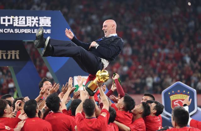 开云app-全景特写海港中超第3冠 深夜山东泰山兵临城下…