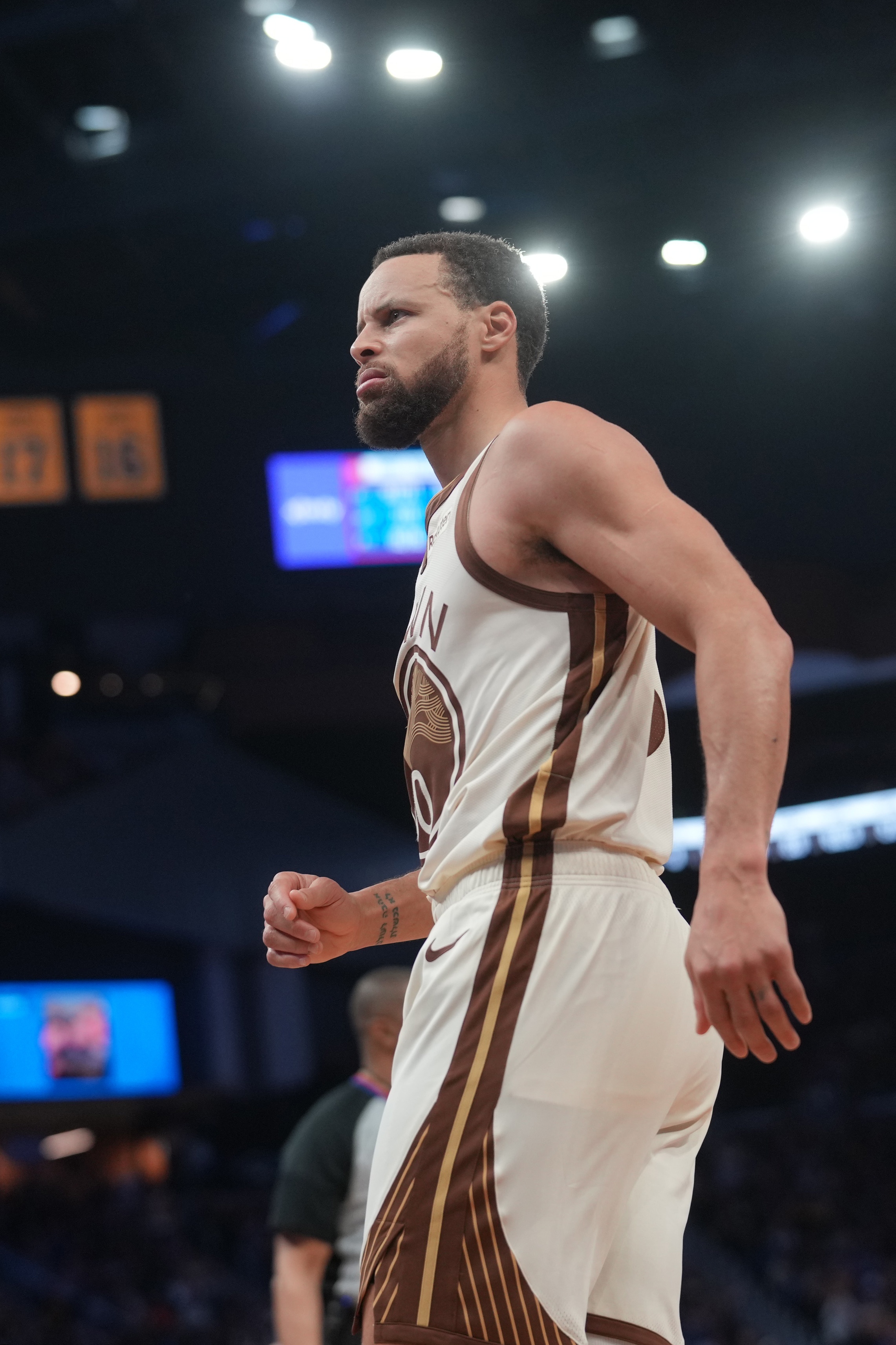 kaiyun应用-Shams：库里形容自己的右膝问题为难以预测 此前已多次出现反复