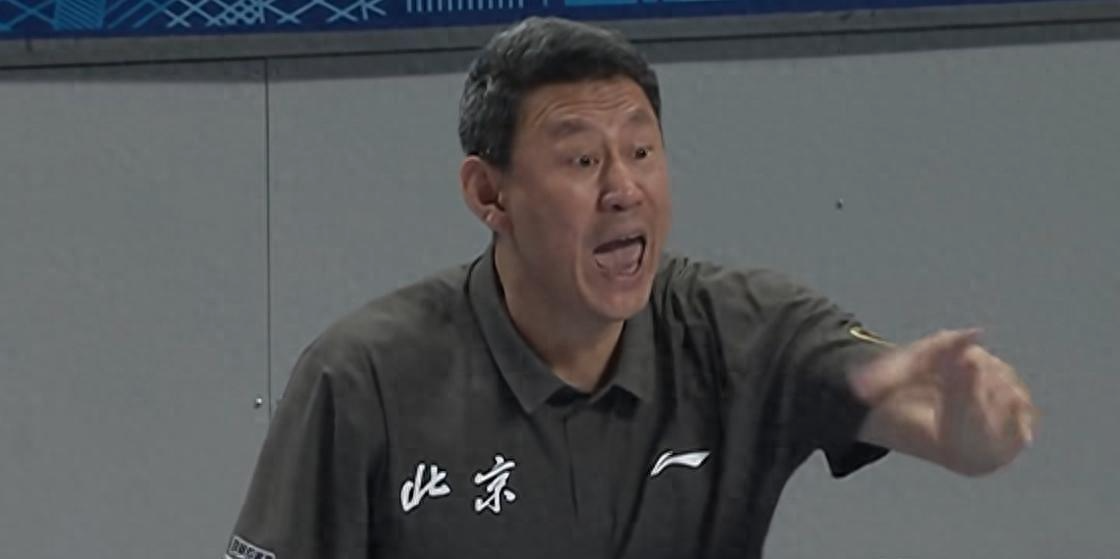 开云app-周琦撑起北京内线防线，外援串联发力，广东锋线进攻全面哑火